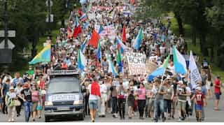 Protesters hold seventh anti-Kremlin march over detained governor