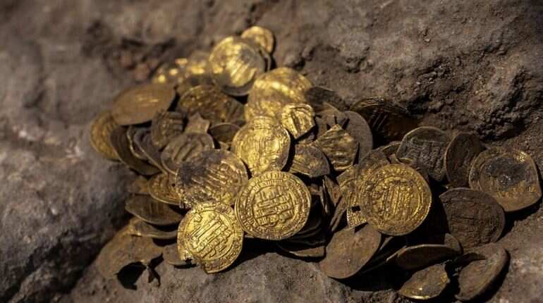 Young volunteers unearth 1,000 years old gold coins in Israel Young volunteers unearth 1,000 years old gold coins in Israel