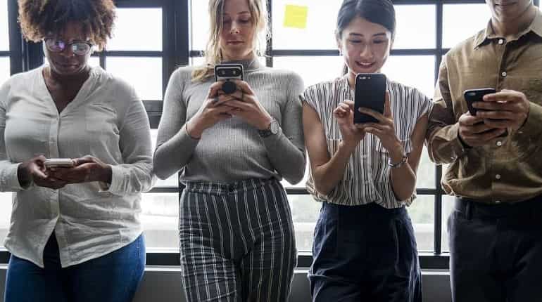 Smartphones have made UK one of the laziest countries in Europe