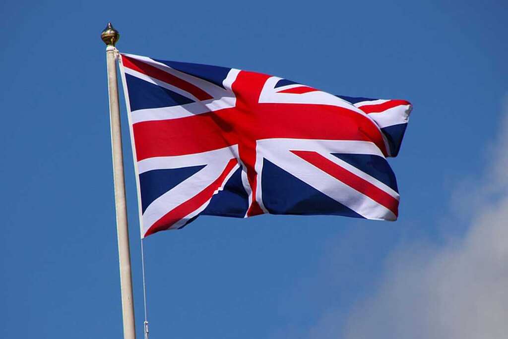 UK services firms report heavy job cuts