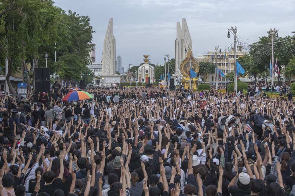 Pro-Govt. protesters gather in Bangkok, calls removal of government intensifies