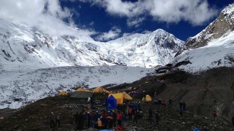 Nepal lifts virus ban for Bahrain royal climbing expedition