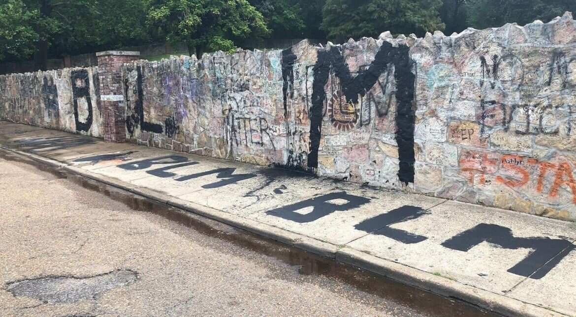 Elvis Presley's estate vandalised with ‘Black Lives Matter’ graffiti Elvis Presley's estate vandalised with ‘Black Lives Matter’ graffiti