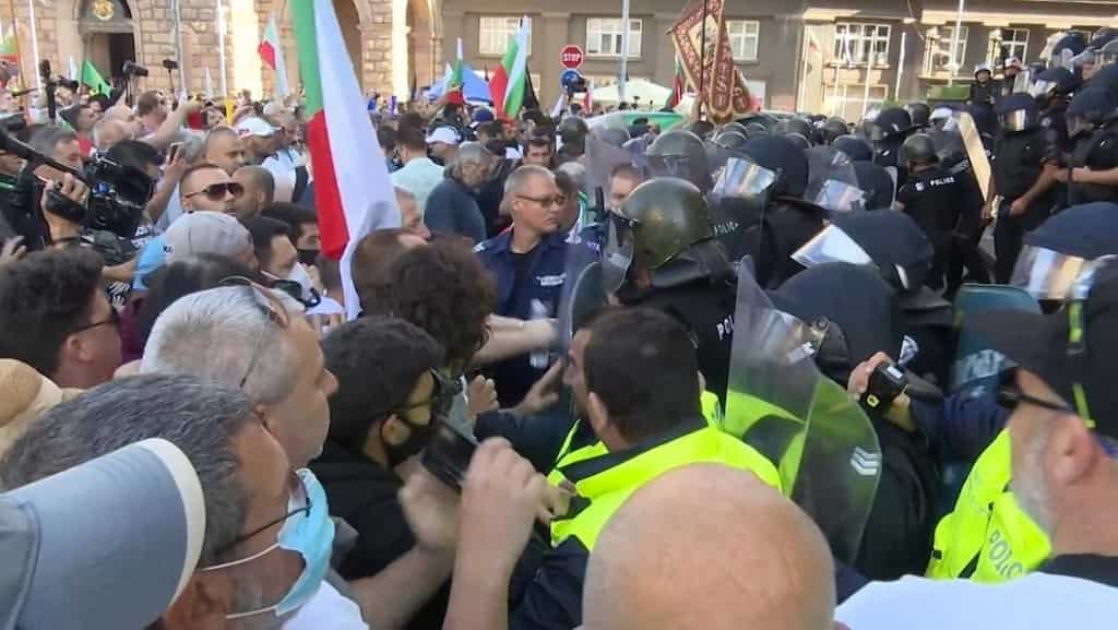 Bulgaria: Police, anti-government protesters clash in Sofia
