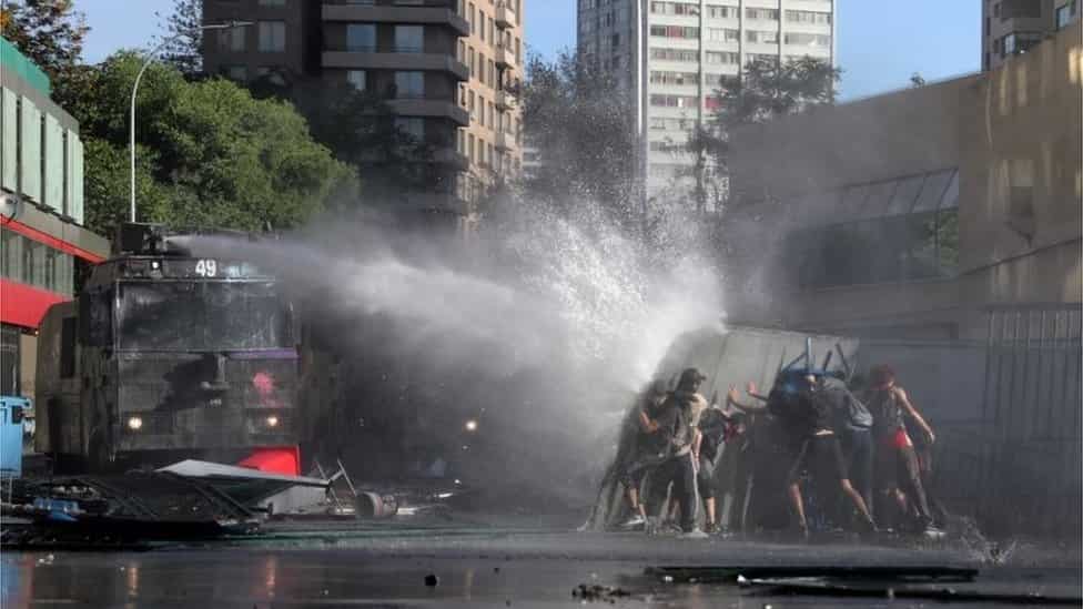 Police fires water cannons to disperse protesters in Chile