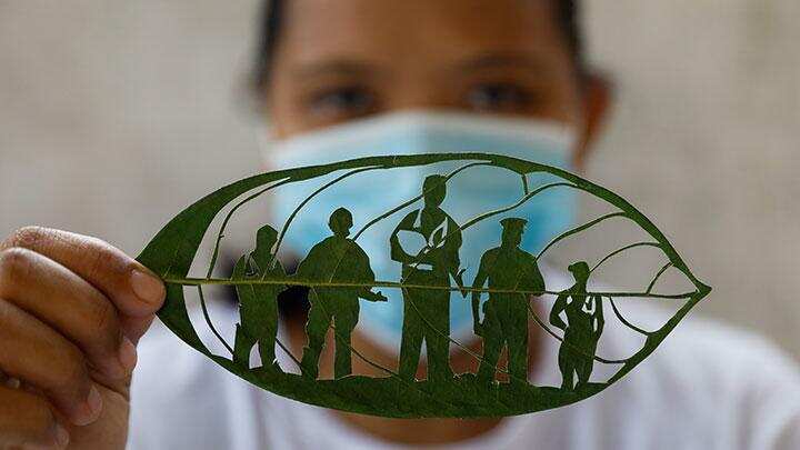 Ex-factory worker creates leaf art amid pandemic in Philippines