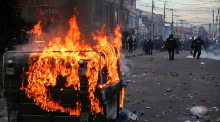 Colombia: Death toll rises to 10 in rioting over police killing Colombia: Death toll rises to 10 in rioting over police killing