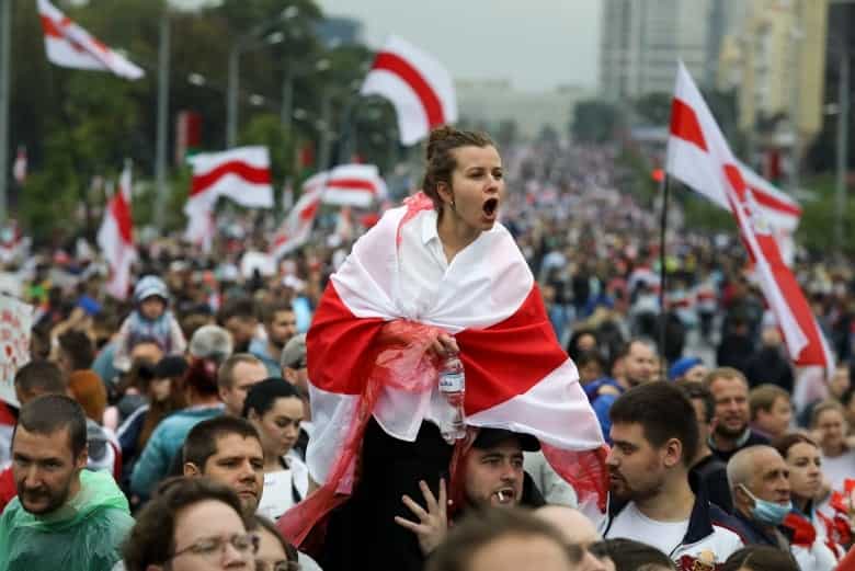 Several women gathered to support Maria Kolesnikova in Minsk