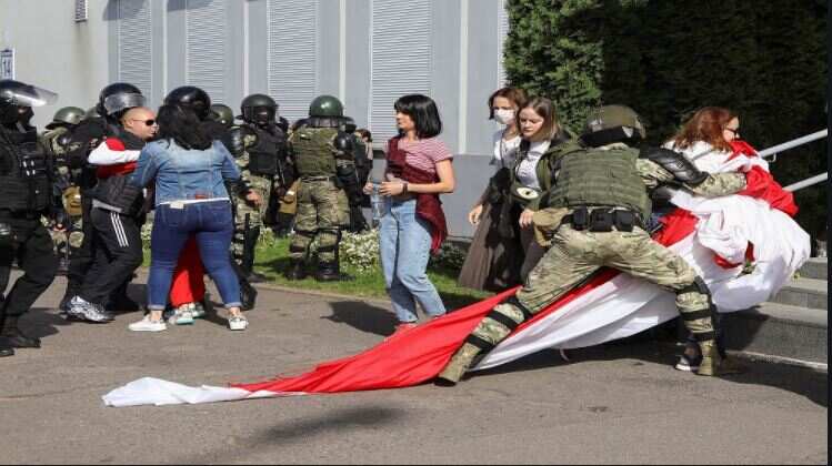 Belarus unrest: Thousands of women protest in Minsk