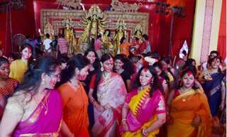 COVID-19 forces Bengalis settled abroad to learn Durga Puja rituals online