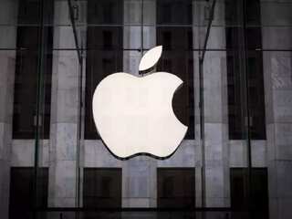 Before slipping, Apple touches coveted $3 trillion market cap
