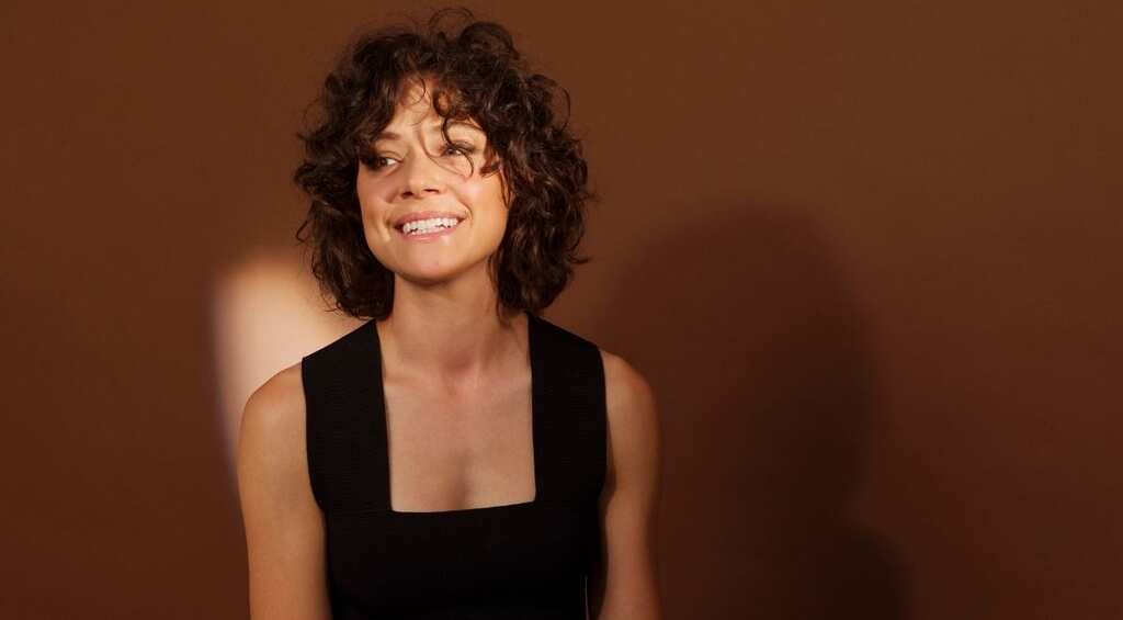 Marvel surprises Tatiana Maslany with 'She-Hulk' themed cake on her birthday. See photos