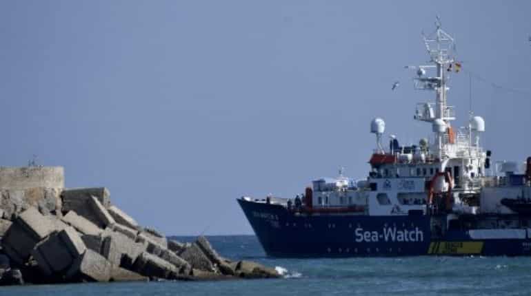 Activists accuse Italy of halting ship rescue mission Activists accuse Italy of halting ship rescue mission