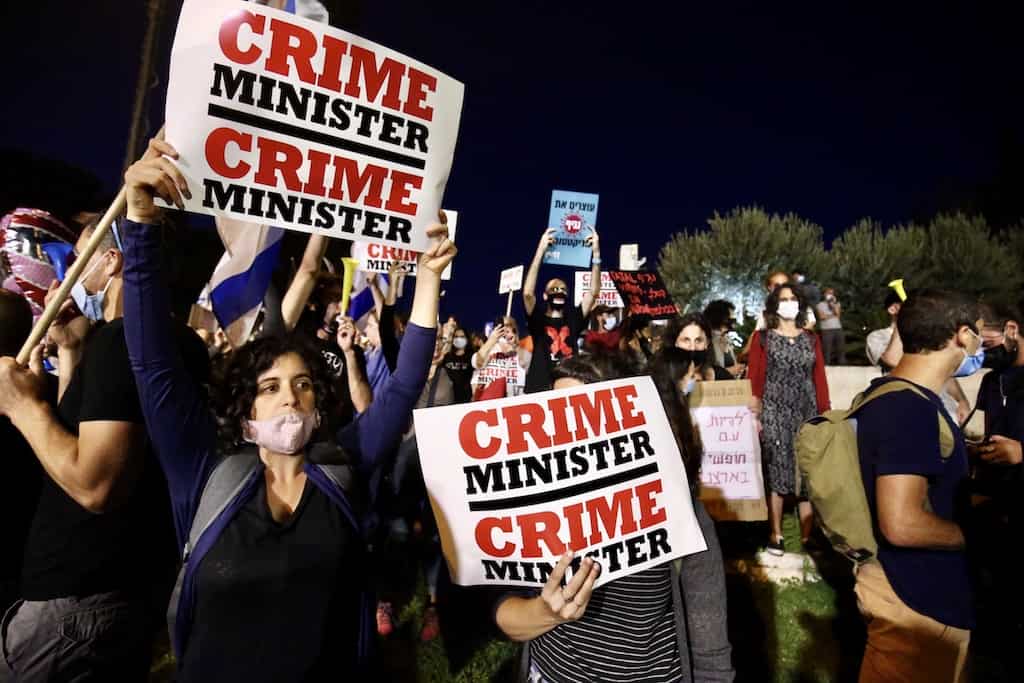 Israel: Thousands protest & surrounds PM Netanyahu's residence, demands his resignation