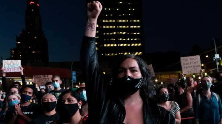 Police officers shot in Louisville during protests over Breonna Taylor shooting case Police officers shot in Louisville during protests over Breonna Taylor shooting case