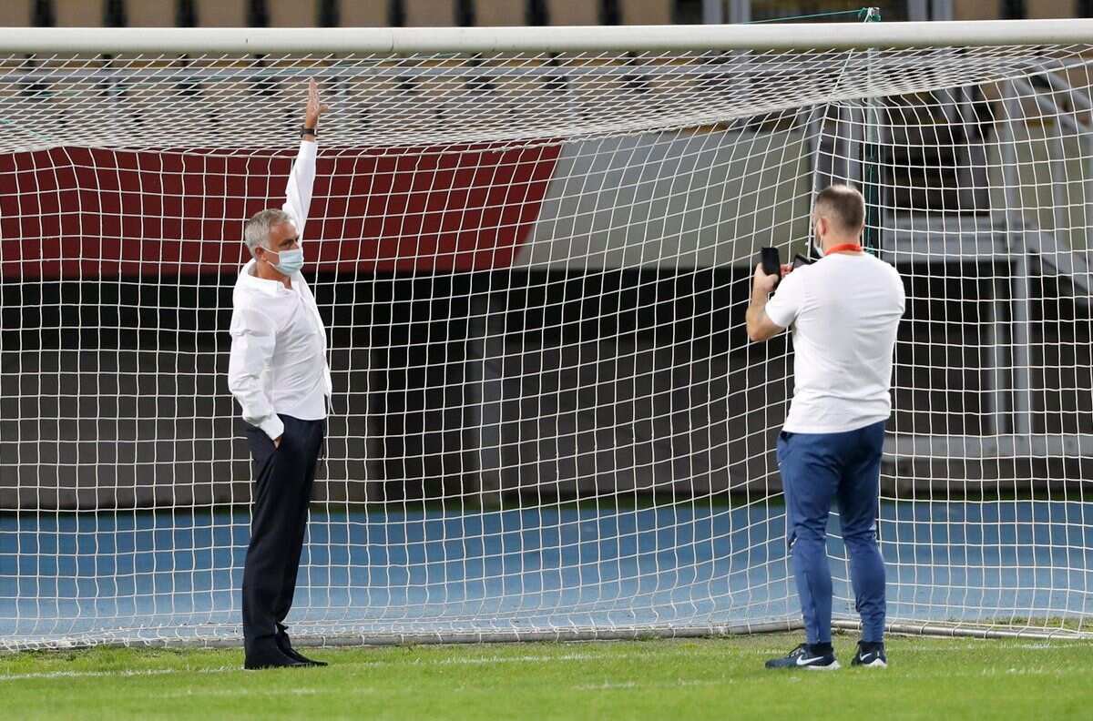Mourinho, Spurs goalkeepers spot 'small goalposts' before Europa League match Mourinho, Spurs goalkeepers spot 'small goalposts' before Europa League match