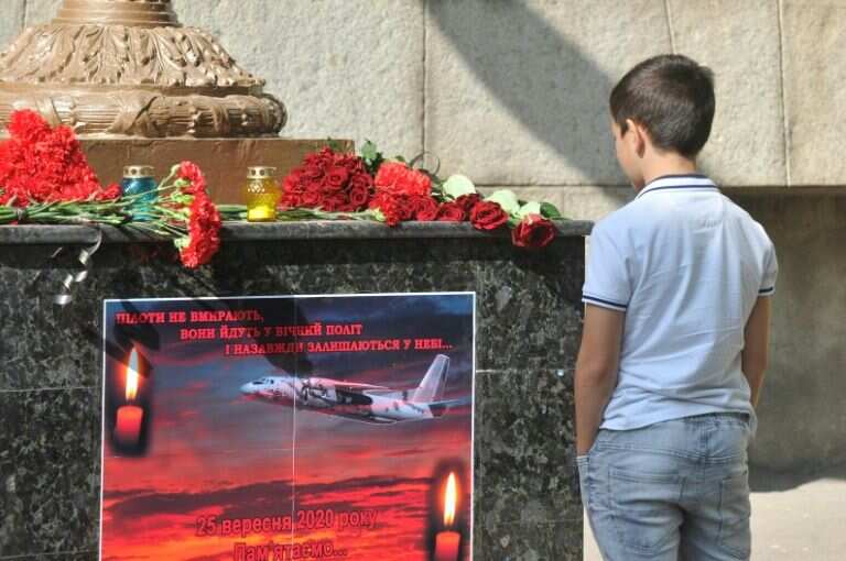 Ukraine leader praises crash survivor as toll climbs to 26