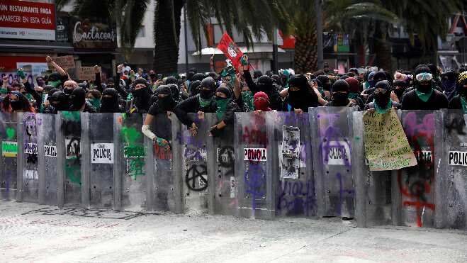Mexican women demanding legalization of abortion clash with police