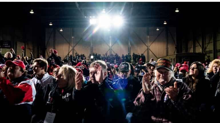 Crowd gathers to hear Trump