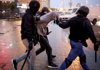 Belarus: Police detain hundreds as opposition reaches out to Biden