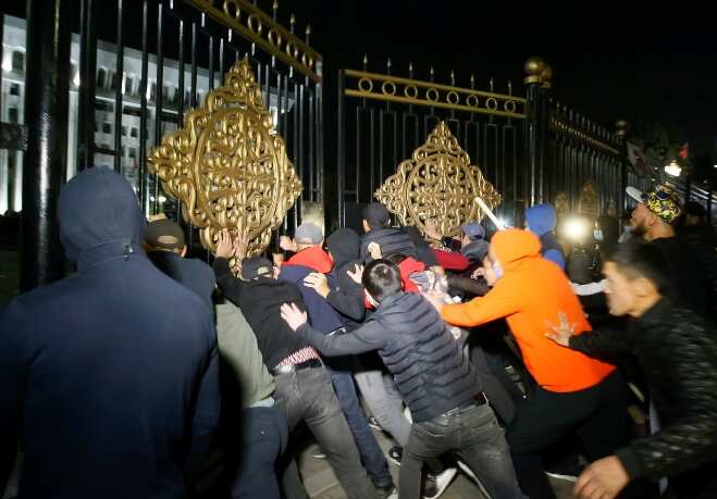 Kyrgyzstan: Hundreds storm parliament over vote-rigging claims