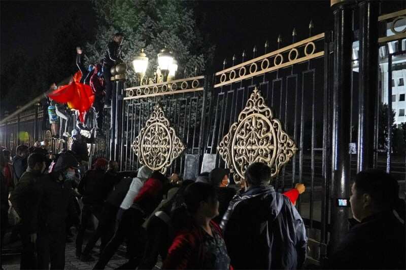 Kyrgyzstan unrest: In an attempt to disperse demonstrators police uses tear gas
