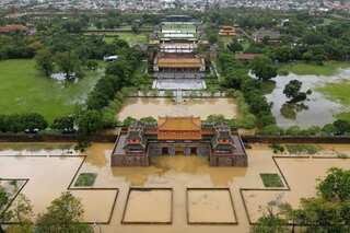 Floods, rough seas kill 18 in Vietnam