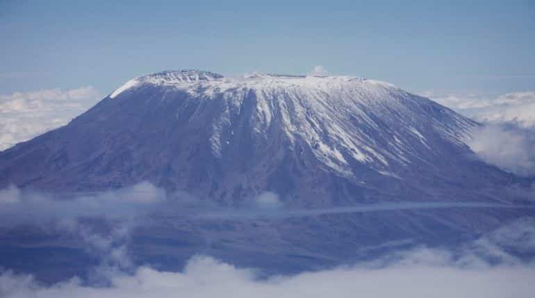 Hundreds join hands to fight fire on Africa's highest mountain - Kilimanjaro Hundreds join hands to fight fire on Africa's highest mountain - Kilimanjaro