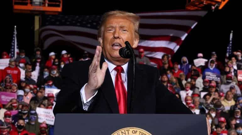 US election 2020: With 20 days to go, Trump offers kisses to his supporters at Florida rally