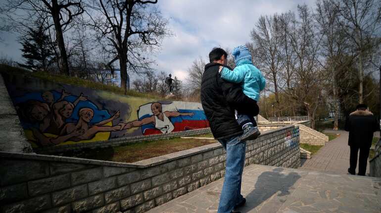 Russia: Single fathers with kids via surrogacy flee country following latest crackdown Russia: Single fathers with kids via surrogacy flee country following latest crackdown