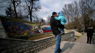 Russia: Single fathers with kids via surrogacy flee country following latest crackdown