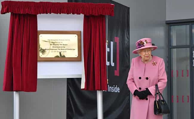 Queen Elizabeth, Prince William go maskless on official tour