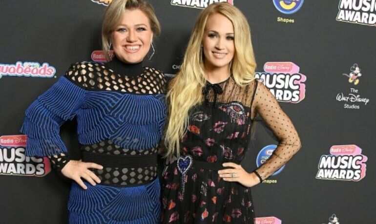 Kelly Clarkson recalls when she signed an autograph as Carrie Underwood