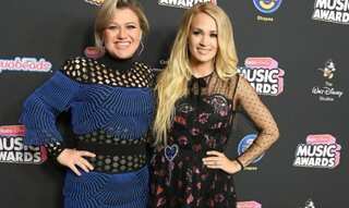 Kelly Clarkson recalls when she signed an autograph as Carrie Underwood