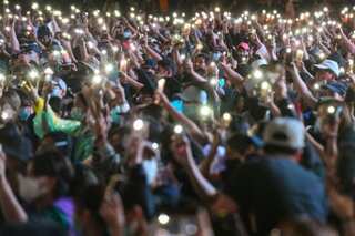 Thai democracy protesters defy ban for fourth day, PM seeks talks