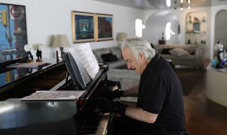 Bionic gloves help keep the music playing for Brazilian pianist Bionic gloves help keep the music playing for Brazilian pianist