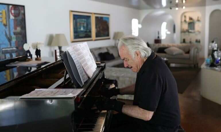 Bionic gloves help keep the music playing for Brazilian pianist