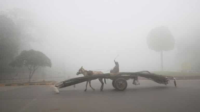 Pakistan covered with thick blanket of smog; COVID-19 cases surge Pakistan covered with thick blanket of smog; COVID-19 cases surge