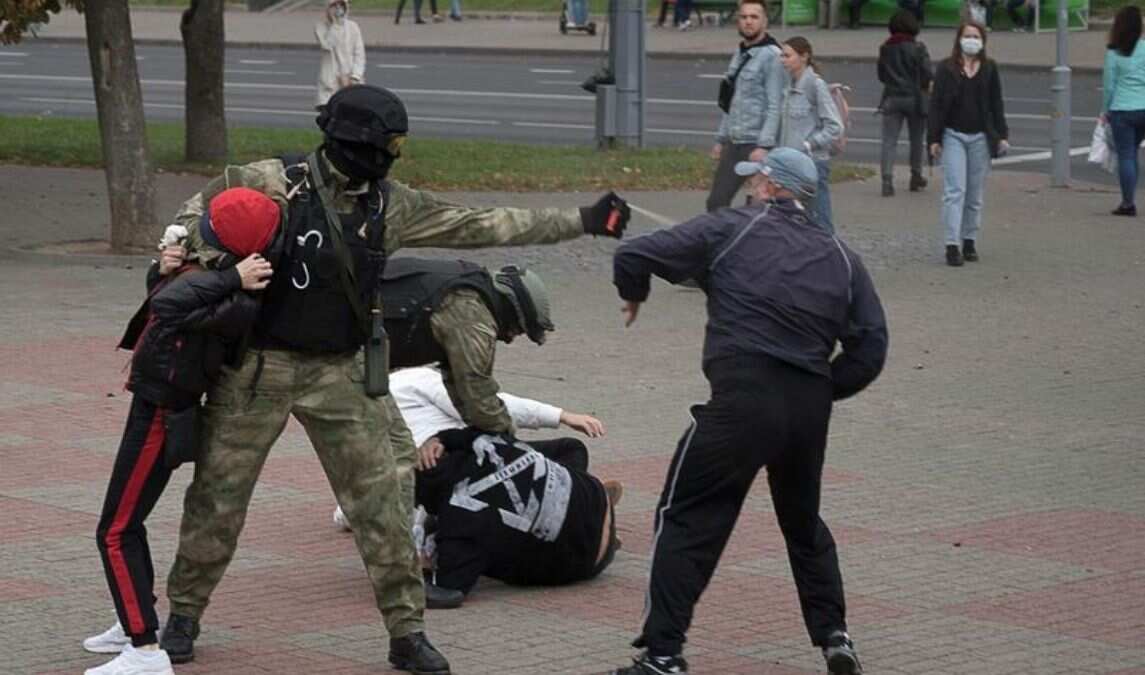 Belarus police uses tear gas, stun grenades to disperse protesters Belarus police uses tear gas, stun grenades to disperse protesters