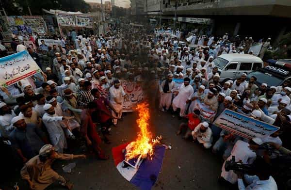 Pakistani Islamist group calls off protests over Mohammad's cartoons