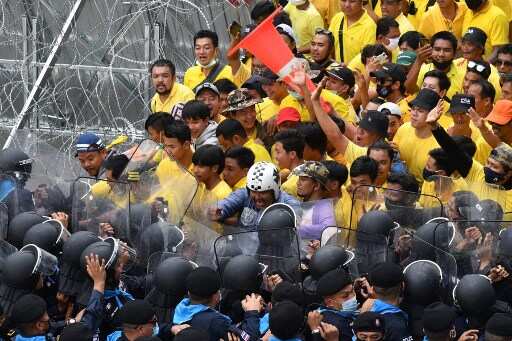 At least 55 injured as Thai anti-government protesters clash with police, royalists At least 55 injured as Thai anti-government protesters clash with police, royalists