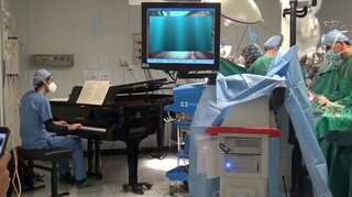 Doctor plays piano for 10-year-old cancer patient during surgery