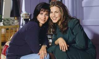 Courteney Cox surprises 'Friends' fans on Warner Bros. studio tour