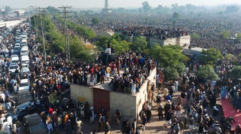 Pak: Tens of thousands mourners gather for funeral of cleric who endorsed blasphemy, terrorised minorities Pak: Tens of thousands mourners gather for funeral of cleric who endorsed blasphemy, terrorised minorities