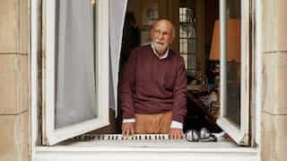 A Holocaust survivor lifts neighbours in dark times