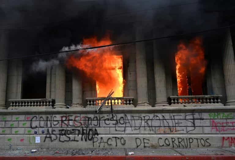 Protesters burn Guatemalan Congress to demand president resign Protesters burn Guatemalan Congress to demand president resign
