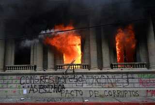 Protesters burn Guatemalan Congress to demand president resign