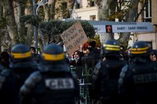 France mulls law to ban pictures of police officials in action