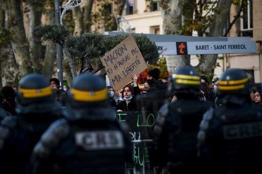 France mulls law to ban pictures of police officials in action