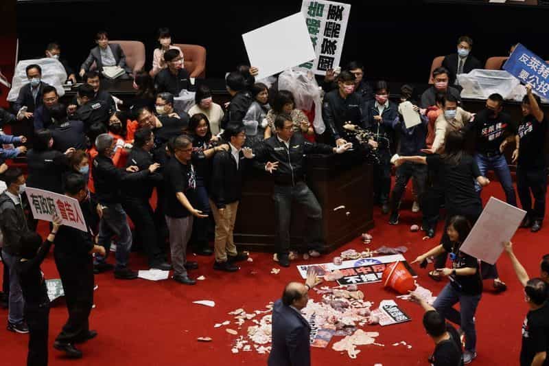 Taiwan parliament debate on US pork turns ugly, fists and pig guts fly Taiwan parliament debate on US pork turns ugly, fists and pig guts fly